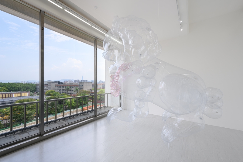 「十六分之一休止符後——陳庭榕個展」作品：《逕行》，雕塑，PVC、線、繩、空氣，350×170×400 cm，2018
